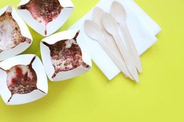 Kyiv, Ukrayna - 2 Ocak 2025: Kit-Kat ve çilekli McFlurry dondurması. McDonalds 'dan dondurma. Sarı arka planda McFlurry, en iyi manzara, tek kullanımlık kaşıklar ve peçeteler. Birkaç dondurma.