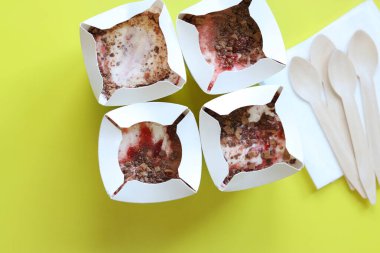 Kyiv, Ukrayna - 2 Ocak 2025: Kit-Kat ve çilekli McFlurry dondurması. McDonalds 'dan dondurma. Sarı arka planda McFlurry, en iyi manzara, tek kullanımlık kaşıklar ve peçeteler. Birkaç dondurma.