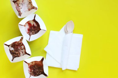 Kyiv, Ukrayna - 2 Ocak 2025: Kit-Kat ve çilekli McFlurry dondurması. McDonalds 'dan dondurma. Sarı arka planda McFlurry, en iyi manzara, tek kullanımlık kaşıklar ve peçeteler. Birkaç dondurma.