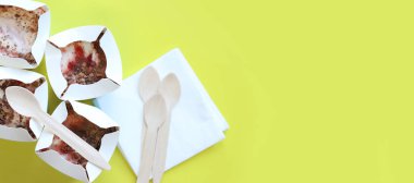 Kyiv, Ukrayna - 2 Ocak 2025: Kit-Kat ve çilekli McFlurry dondurması. McDonalds 'dan dondurma. Sarı arka planda McFlurry, en iyi manzara, tek kullanımlık kaşıklar ve peçeteler. Birkaç dondurma.