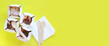 Kyiv, Ukrayna - 2 Ocak 2025: Kit-Kat ve çilekli McFlurry dondurması. McDonalds 'dan dondurma. Sarı arka planda McFlurry, en iyi manzara, tek kullanımlık kaşıklar ve peçeteler. Birkaç dondurma.