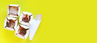 Kyiv, Ukrayna - 2 Ocak 2025: Kit-Kat ve çilekli McFlurry dondurması. McDonalds 'dan dondurma. Sarı arka planda McFlurry, en iyi manzara, tek kullanımlık kaşıklar ve peçeteler. Birkaç dondurma.