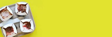 Kyiv, Ukrayna - 2 Ocak 2025: Kit-Kat ve çilekli McFlurry dondurması. McDonald 's dondurması karton bardak tutacağında. Sarı arka planda McFlurry, üst manzara, kaşıklar ve peçeteler