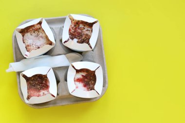 Kyiv, Ukrayna - 2 Ocak 2025: Kit-Kat ve çilekli McFlurry dondurması. McDonald 's dondurması karton bardak tutacağında. Sarı arka planda McFlurry, üst manzara, kaşıklar ve peçeteler