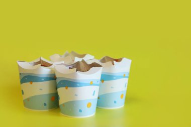 Kyiv, Ukrayna - 2 Ocak 2025 McDonald 's McFlurry dondurması, yan görüş. McFlurry sarı arka planda fotokopi alanı ile. Kartondan tek kullanımlık bardaklarda dondurma. McDonald 's restoranından yemek.