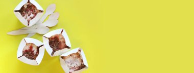 Kyiv, Ukrayna - 2 Ocak 2025: McDonald 's McFlurry dondurması, üst manzara. McFlurry sarı arka planda fotokopi alanı ile. Kartondan tek kullanımlık bardaklarda dondurma. McDonald 's restoranından yemek.