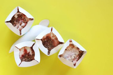 Kyiv, Ukrayna - 2 Ocak 2025: McDonald 's McFlurry dondurması, üst manzara. McFlurry sarı arka planda fotokopi alanı ile. Kartondan tek kullanımlık bardaklarda dondurma. McDonald 's restoranından yemek.