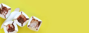 Kyiv, Ukrayna - 2 Ocak 2025: McDonald 's McFlurry dondurması, üst manzara. McFlurry sarı arka planda fotokopi alanı ile. Kartondan tek kullanımlık bardaklarda dondurma. McDonald 's restoranından yemek.