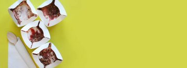 Kyiv, Ukrayna - 2 Ocak 2025: McDonald 's McFlurry dondurması, üst manzara. McFlurry sarı arka planda fotokopi alanı ile. Kartondan tek kullanımlık bardaklarda dondurma. McDonald 's restoranından yemek.