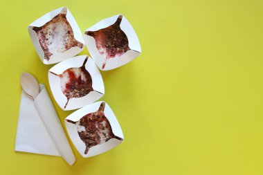 Kyiv, Ukrayna - 2 Ocak 2025: McDonald 's McFlurry dondurması, üst manzara. McFlurry sarı arka planda fotokopi alanı ile. Kartondan tek kullanımlık bardaklarda dondurma. McDonald 's restoranından yemek.