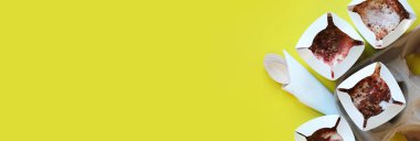 Kyiv, Ukrayna - 2 Ocak 2025: Kit-Kat ve çilekli McFlurry dondurması. McDonald 's dondurması karton bardak tutacağında. Sarı arka planda McFlurry, üst manzara, kaşıklar ve peçeteler