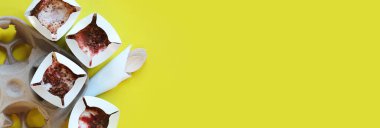 Kyiv, Ukrayna - 2 Ocak 2025: Kit-Kat ve çilekli McFlurry dondurması. McDonald 's dondurması karton bardak tutacağında. Sarı arka planda McFlurry, üst manzara, kaşıklar ve peçeteler