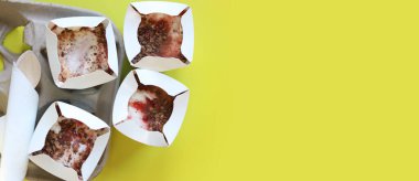 Kyiv, Ukrayna - 2 Ocak 2025: Kit-Kat ve çilekli McFlurry dondurması. McDonald 's dondurması karton bardak tutacağında. Sarı arka planda McFlurry, üst manzara, kaşıklar ve peçeteler