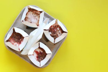 Kyiv, Ukrayna - 2 Ocak 2025: Kit-Kat ve çilekli McFlurry dondurması. McDonald 's dondurması karton bardak tutacağında. Sarı arka planda McFlurry, üst manzara, kaşıklar ve peçeteler