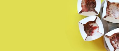 Kyiv, Ukrayna - 2 Ocak 2025: McDonald 's McFlurry dondurması, üst manzara. McFlurry sarı arka planda fotokopi alanı ile. Kartondan tek kullanımlık bardaklarda dondurma. McDonald 's restoranından yemek.