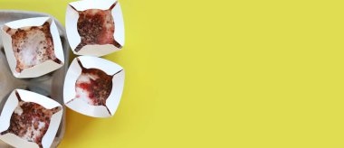 Kyiv, Ukrayna - 2 Ocak 2025: McDonald 's McFlurry dondurması, üst manzara. McFlurry sarı arka planda fotokopi alanı ile. Kartondan tek kullanımlık bardaklarda dondurma. McDonald 's restoranından yemek.