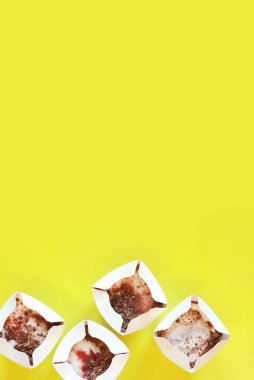 Kyiv, Ukrayna - 2 Ocak 2025: McDonald 's McFlurry dondurması, üst manzara. McFlurry sarı arka planda fotokopi alanı ile. Kartondan tek kullanımlık bardaklarda dondurma. McDonald 's restoranından yemek.