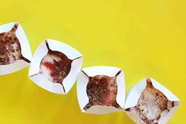 Kyiv, Ukrayna - 2 Ocak 2025: McDonald 's McFlurry dondurması, üst manzara. McFlurry sarı arka planda fotokopi alanı ile. Kartondan tek kullanımlık bardaklarda dondurma. McDonald 's restoranından yemek.