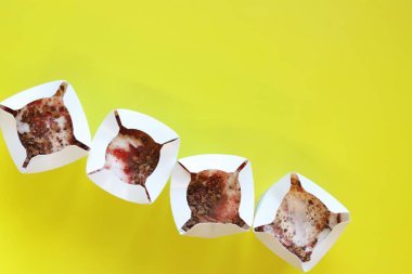 Kyiv, Ukrayna - 2 Ocak 2025: McDonald 's McFlurry dondurması, üst manzara. McFlurry sarı arka planda fotokopi alanı ile. Kartondan tek kullanımlık bardaklarda dondurma. McDonald 's restoranından yemek.