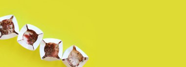 Kyiv, Ukrayna - 2 Ocak 2025: McDonald 's McFlurry dondurması, üst manzara. McFlurry sarı arka planda fotokopi alanı ile. Kartondan tek kullanımlık bardaklarda dondurma. McDonald 's restoranından yemek.