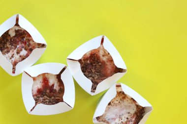 Kyiv, Ukrayna - 2 Ocak 2025: McDonald 's McFlurry dondurması, üst manzara. McFlurry sarı arka planda fotokopi alanı ile. Kartondan tek kullanımlık bardaklarda dondurma. McDonald 's restoranından yemek.