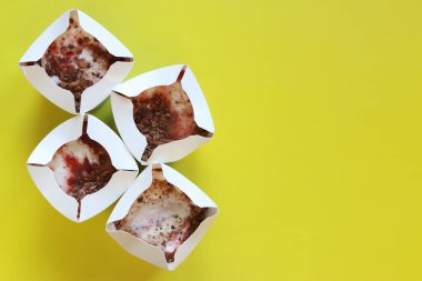 Kyiv, Ukrayna - 2 Ocak 2025: McDonald 's McFlurry dondurması, üst manzara. McFlurry sarı arka planda fotokopi alanı ile. Kartondan tek kullanımlık bardaklarda dondurma. McDonald 's restoranından yemek.