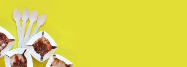 Kyiv, Ukrayna - 2 Ocak 2025: McDonald 's McFlurry dondurması, üst manzara. McFlurry sarı arka planda fotokopi alanı ile. Kartondan tek kullanımlık bardaklarda dondurma. McDonald 's restoranından yemek.