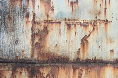Eski paslı metal yüzey, boyası soyulmuş ve yağmurdan kalan kirli çizgiler var. Çatlak boya dokusu. Arka plan, doku. Paslı demirin aşınması. Paslı ve eski metalin üzerindeki boyalar soyuluyor.