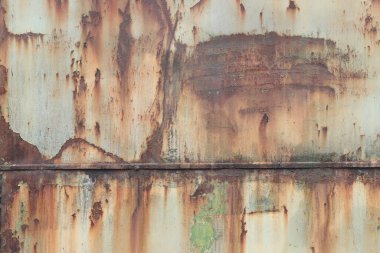 Eski paslı metal yüzey, boyası soyulmuş ve yağmurdan kalan kirli çizgiler var. Çatlak boya dokusu. Arka plan, doku. Paslı demirin aşınması. Paslı ve eski metalin üzerindeki boyalar soyuluyor.