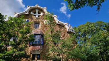 Barselona, İspanya, 19 Eylül 2024 Park Guell, yazan Antonio Gaudi. Park Guell, Barcelona 'daki binanın çatısında. Masal evi.
