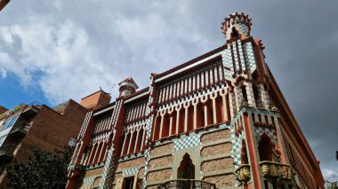 Barselona, İspanya. 19 Eylül 2024. Casa Vicens cephesi, Antoni Gaudi 'nin ilk başyapıtı, 1883 ve 1885 yılları arasında inşa edildi. Casa Vicens, Catalonia 'daki modernist evin dışında. Ayrıntılar