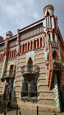 Barselona, İspanya. 19 Eylül 2024. Casa Vicens cephesi, Antoni Gaudi 'nin ilk başyapıtı, 1883 ve 1885 yılları arasında inşa edildi. Casa Vicens, Catalonia 'daki modernist evin dışında. Ayrıntılar