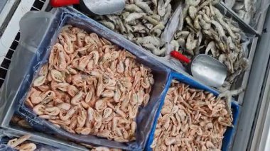 Süpermarkette ya da markette dondurulmuş karides, yakın plan. Bir sürü dondurulmamış karides.