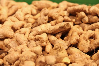 Ginger, dükkana yaklaş. Market bölümünde zencefil kökü var. Yiyecek pazarında plastik kutuda zencefil. Lezzetli ve sağlıklı yiyecekler. Dokunulmazlığı korumak için bir ürün