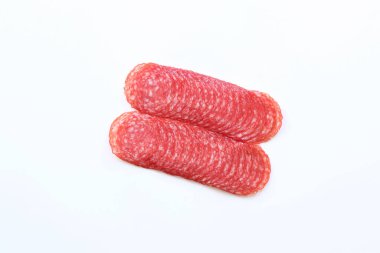 Beyaz arka planda ince dilimlenmiş salam sosisi. Lezzetli dilimlenmiş sosis manzarası. Aperatif