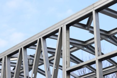 Hafif çelik, ince duvarlı yapılar. Depolar, garajlar ya da evler için çerçeveler. Gökyüzüne karşı inşaat için çelik çerçevenin yapısı