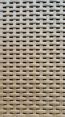 Çamaşır sepetinin dokunmuş plastik yüzeyinin yakın çekimi. Sentetik plastik desenlere yakın çekim. Plastik ev sepetlerinin dokunmuş yüzeylerinin yakın çekimi. Doku. Simetrik desenli plastik rattan