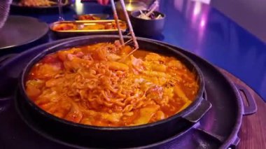Takgalbi. Kızarmış patel, marine edilmiş tavuk, tteokbokki, lahana, erişte ve mozzarella. Kore yemeği. Restoranda nefis yemekler. Izgarada sıcak yemek.