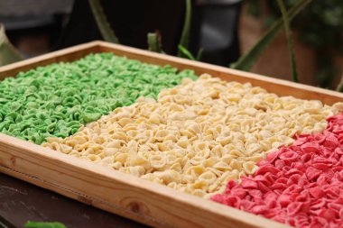 Orecchiette, bir çeşit İtalyan makarnası. İtalya 'da yaygın olan meşhur Apulian orekşisinin tanıtımı. Farklı aromalı taze makarna çeşitleri. Küçük kulaklı İtalyan makarnası.