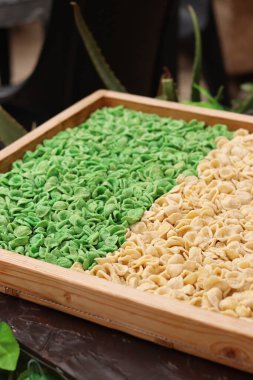 Orecchiette, bir çeşit İtalyan makarnası. İtalya 'da yaygın olan meşhur Apulian orekşisinin tanıtımı. Farklı aromalı taze makarna çeşitleri. Küçük kulaklı İtalyan makarnası.