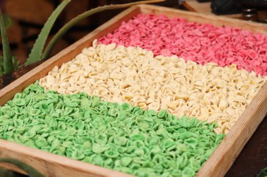Orecchiette, bir çeşit İtalyan makarnası. İtalya 'da yaygın olan meşhur Apulian orekşisinin tanıtımı. Farklı aromalı taze makarna çeşitleri. Küçük kulaklı İtalyan makarnası.