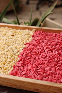 Orecchiette, bir çeşit İtalyan makarnası. İtalya 'da yaygın olan meşhur Apulian orekşisinin tanıtımı. Farklı aromalı taze makarna çeşitleri. Küçük kulaklı İtalyan makarnası.