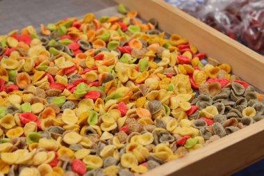 Orecchiette, bir çeşit İtalyan makarnası. İtalya 'da yaygın olan meşhur Apulian orekşisinin tanıtımı. Farklı aromalı taze makarna çeşitleri. Küçük kulaklı İtalyan makarnası.