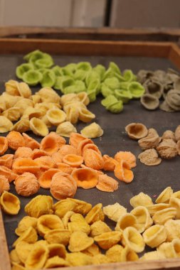 Orecchiette, bir çeşit İtalyan makarnası. İtalya 'da yaygın olan meşhur Apulian orekşisinin tanıtımı. Farklı aromalı taze makarna çeşitleri. Küçük kulaklı İtalyan makarnası.
