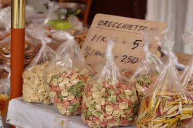 Orecchiette, bir çeşit İtalyan makarnası. İtalya 'da yaygın olan meşhur Apulian orekşisinin tanıtımı. Farklı aromalı taze makarna çeşitleri. Küçük kulaklı İtalyan makarnası.