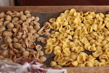 Orecchiette, bir çeşit İtalyan makarnası. İtalya 'da yaygın olan meşhur Apulian orekşisinin tanıtımı. Farklı aromalı taze makarna çeşitleri. Küçük kulaklı İtalyan makarnası.