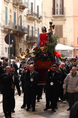 Bari, İtalya - 18 Nisan 2025 Apulia 'da İyi Cuma, heykellerle geçit töreni. Eski kasaba Bari 'deki San Gregorio ayini. Apulia 'da iyi cumalar. İnsanlar geçit töreninde heykel taşır.