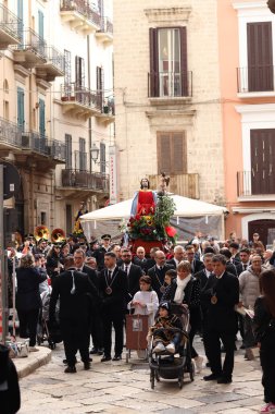 Bari, İtalya - 18 Nisan 2025 Apulia 'da İyi Cuma, heykellerle geçit töreni. Eski kasaba Bari 'deki San Gregorio ayini. Apulia 'da iyi cumalar. İnsanlar geçit töreninde heykel taşır.
