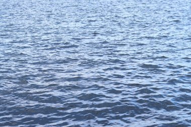 Adriyatik Denizi. Doğal arka plan. Boşluk. Küçük dalgalı deniz, suda dalgalanmalar. Su yüzeyinde küçük dalgalar var. Arkaplan