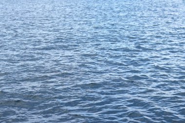 Adriyatik Denizi. Doğal arka plan. Boşluk. Küçük dalgalı deniz, suda dalgalanmalar. Su yüzeyinde küçük dalgalar var. Arkaplan
